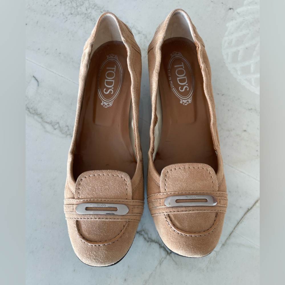 Tod’s Suede leather Kitten Heel 40, US 10, Silver Logo, Buckskin, designer EUC